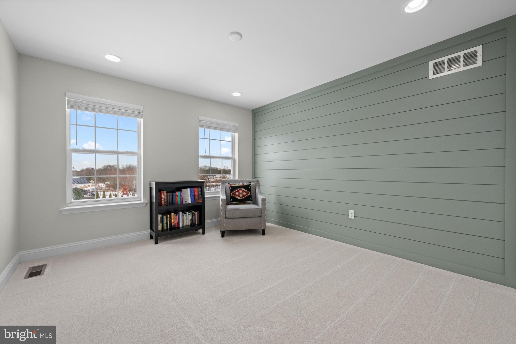 LINCOLN WOODS - Residential