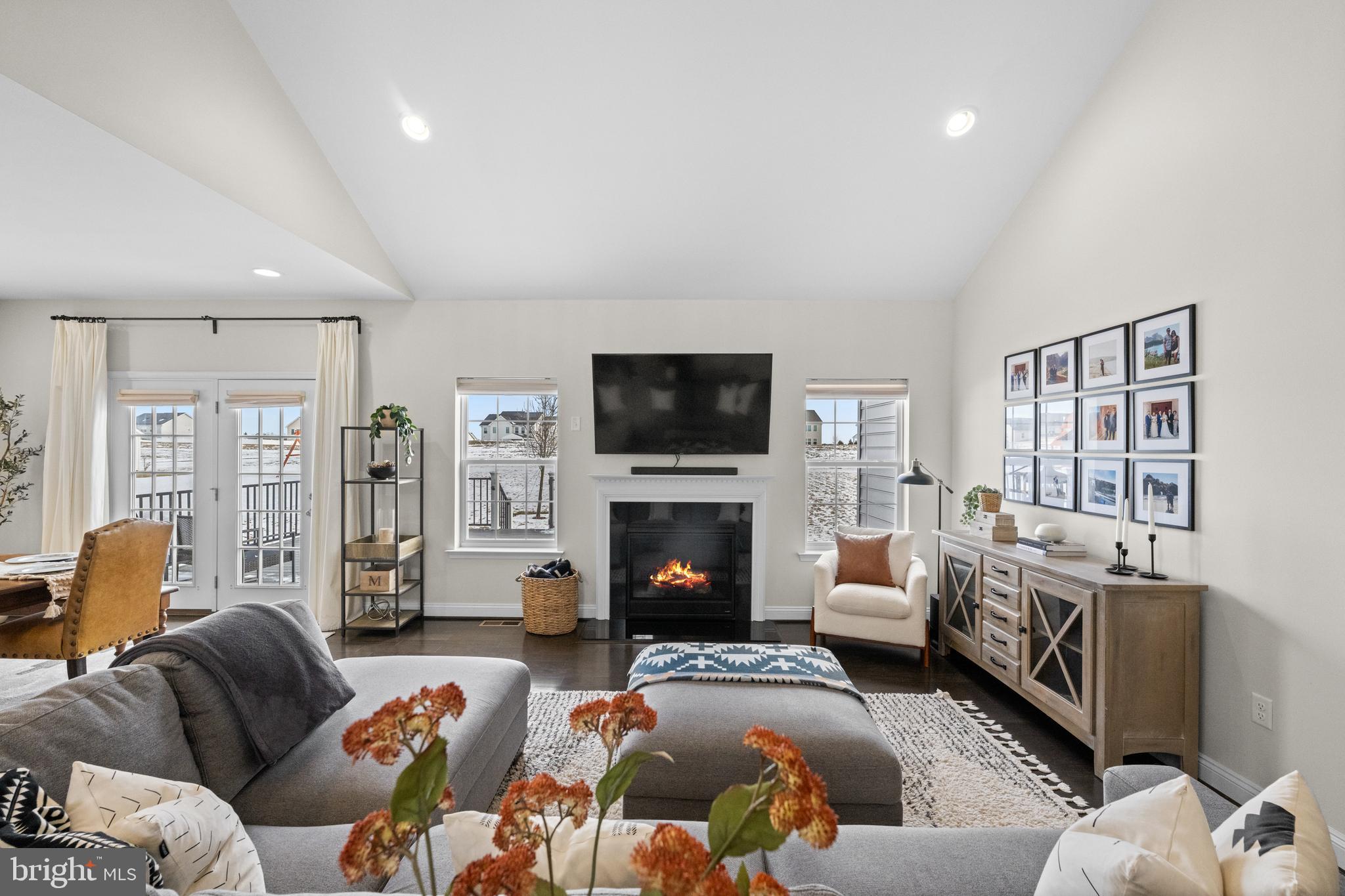 LINCOLN WOODS - Residential