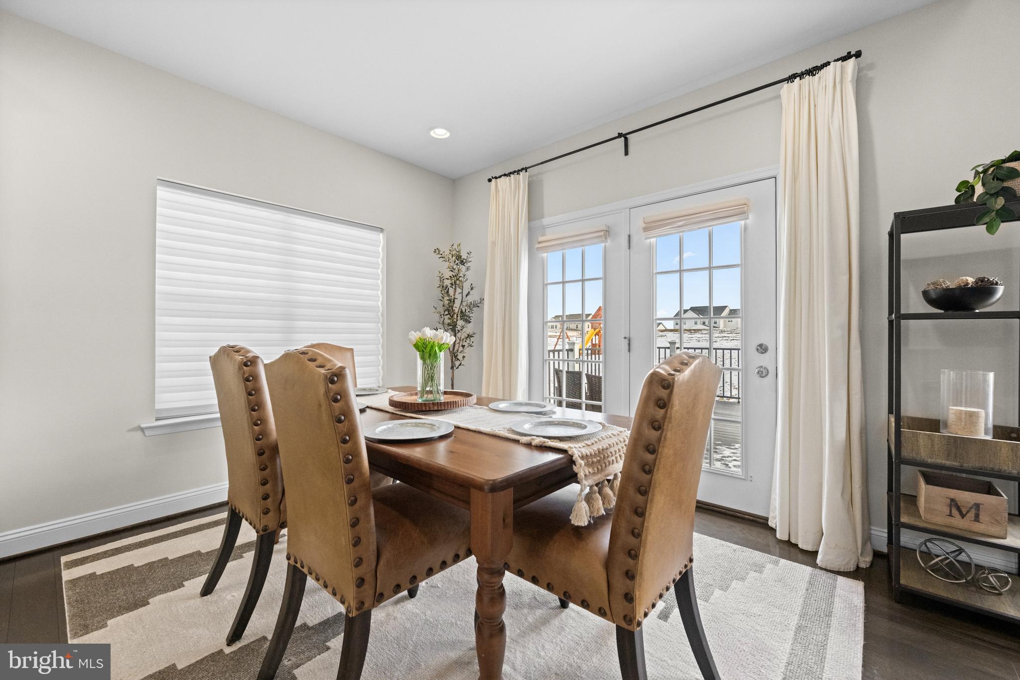 LINCOLN WOODS - Residential