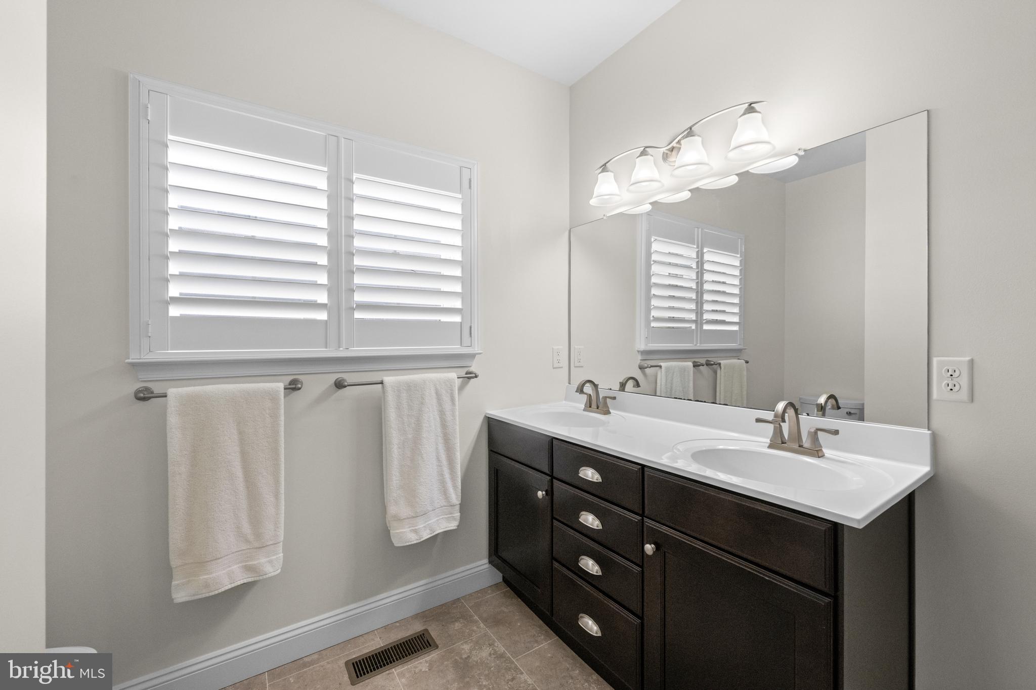 LINCOLN WOODS - Residential