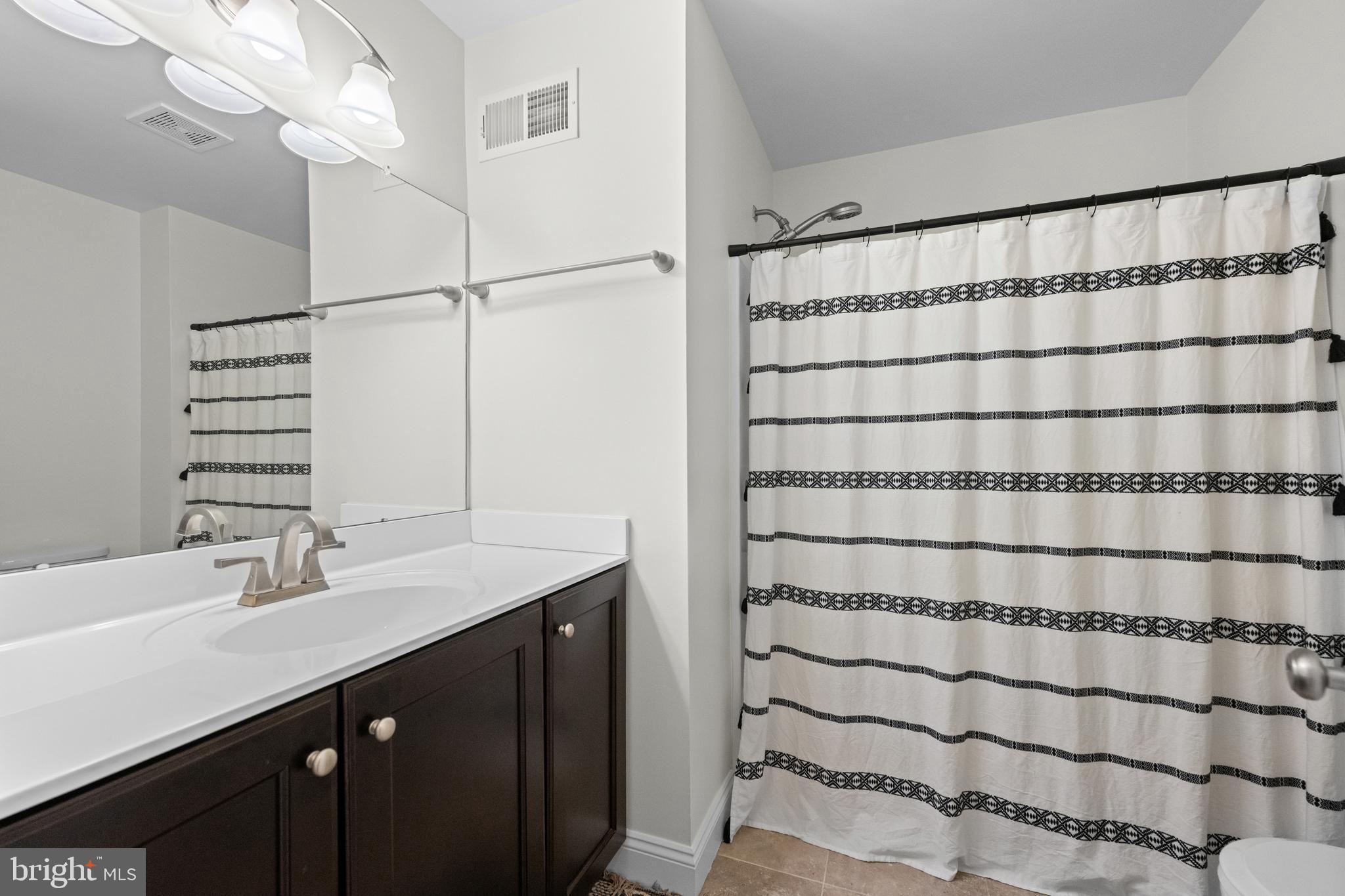 LINCOLN WOODS - Residential