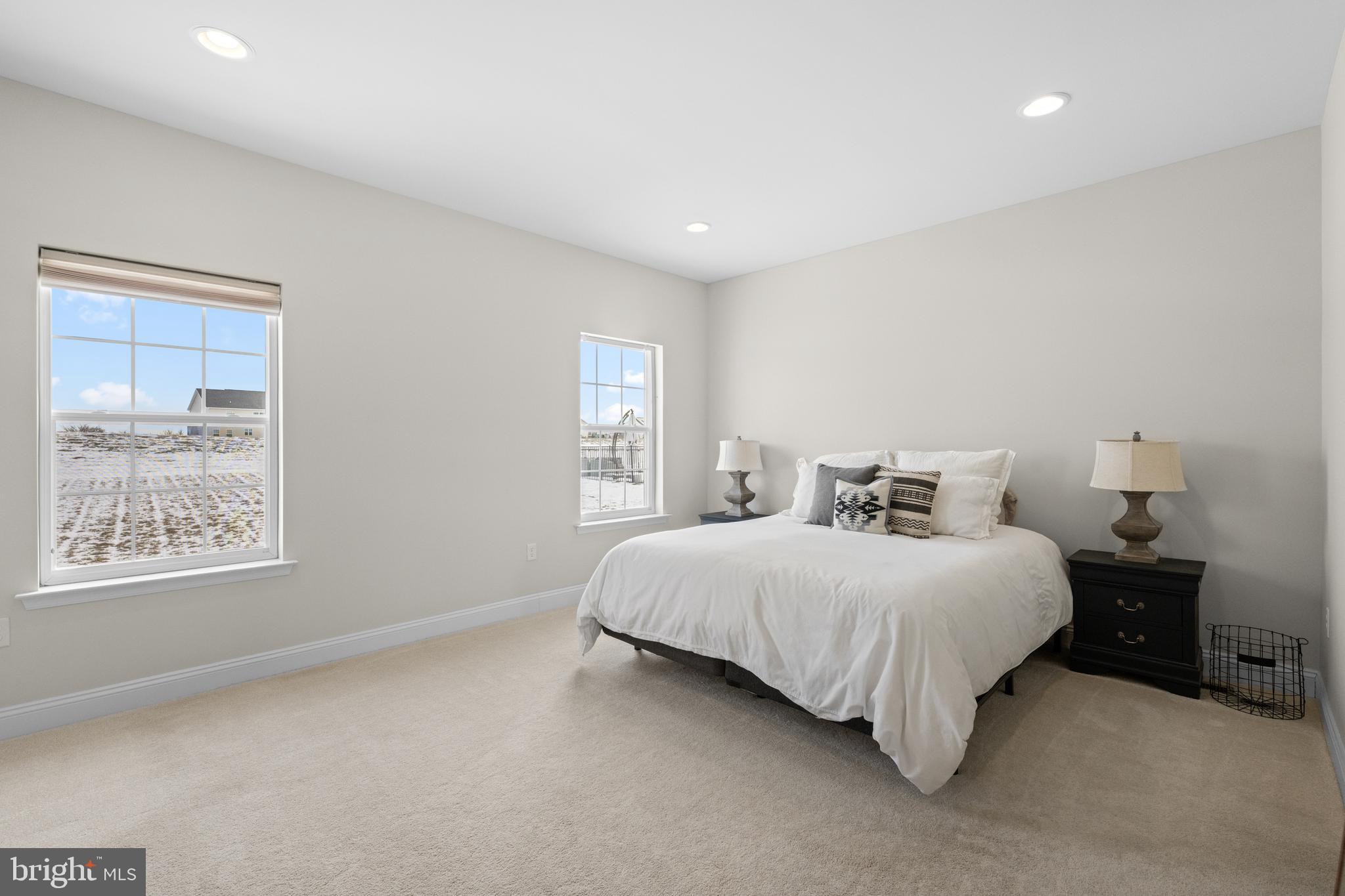 LINCOLN WOODS - Residential