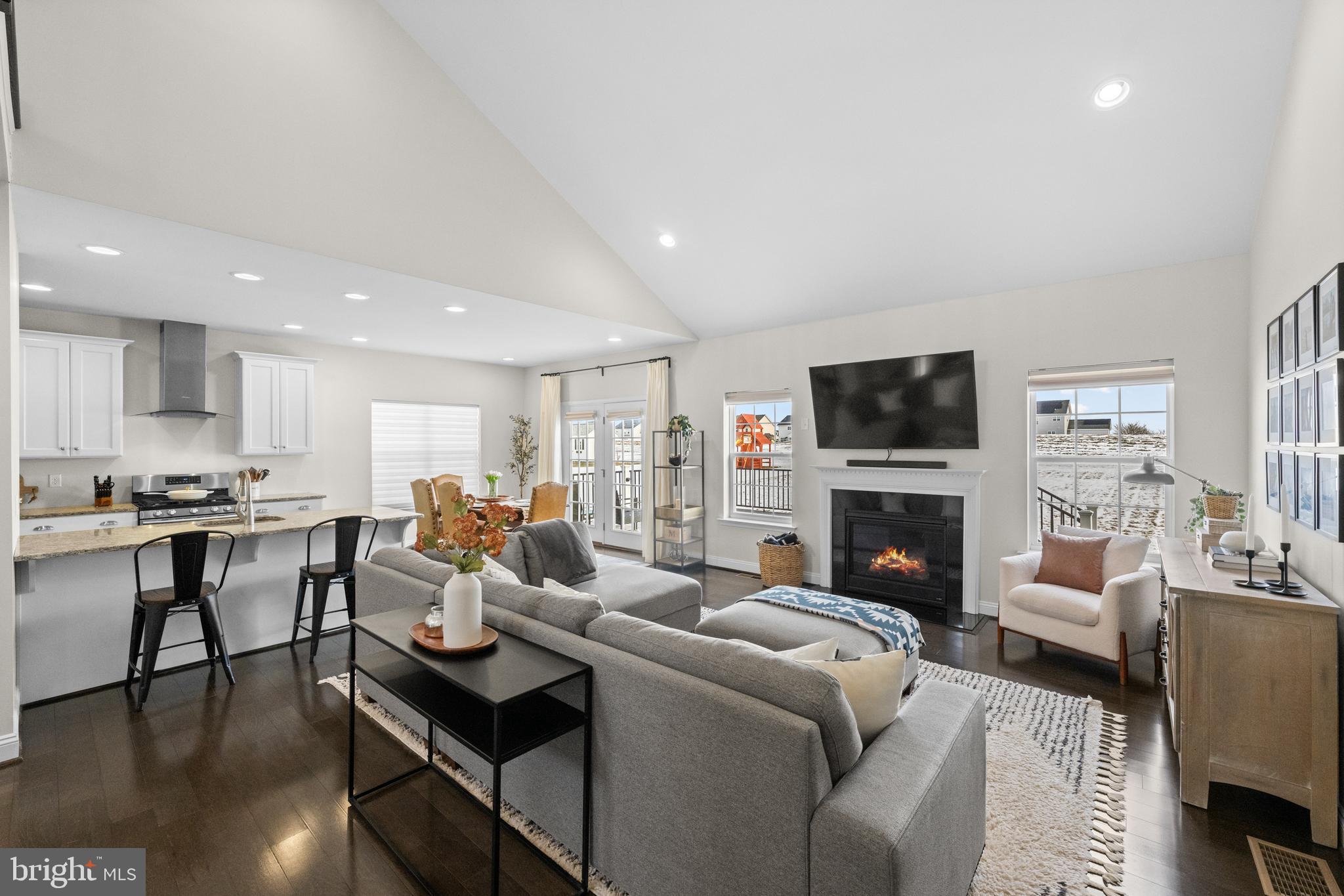 LINCOLN WOODS - Residential