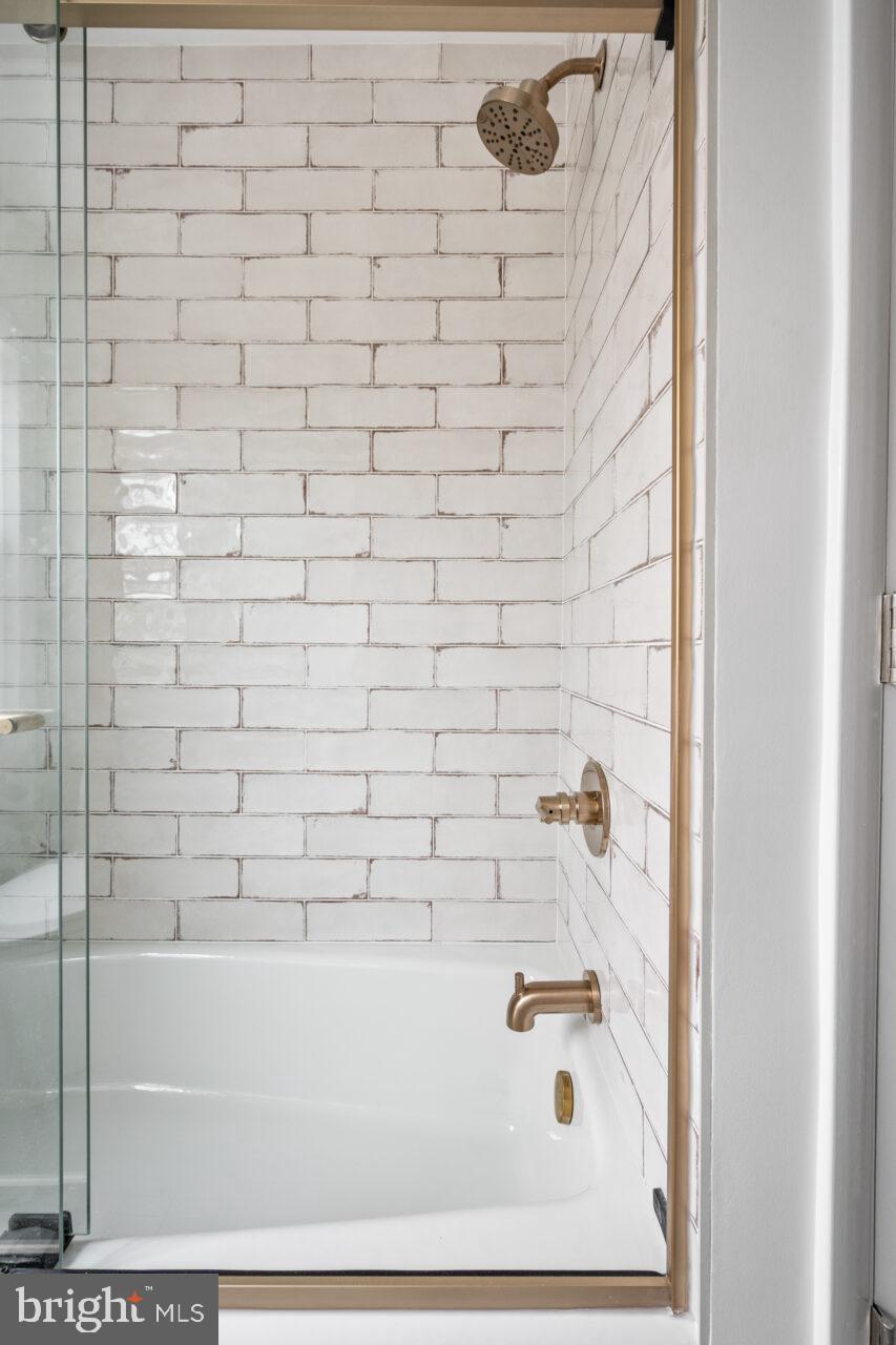 WAYNEWOOD - Residential Lease