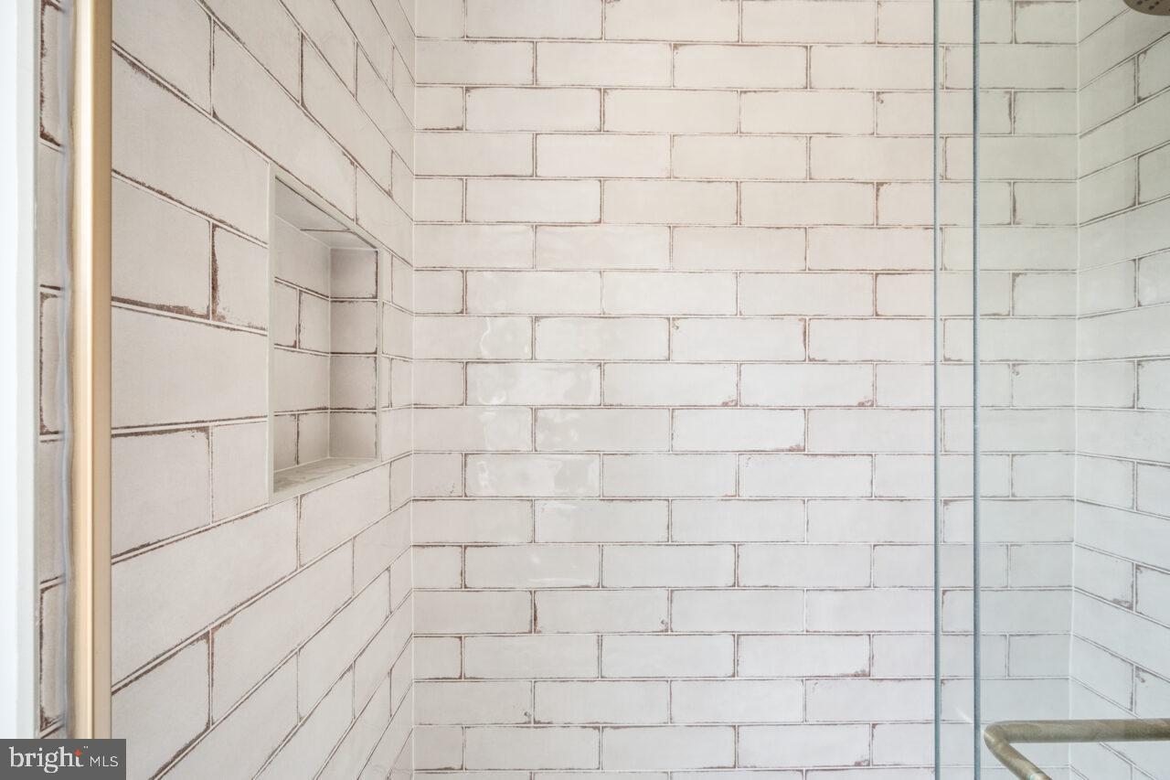 WAYNEWOOD - Residential Lease