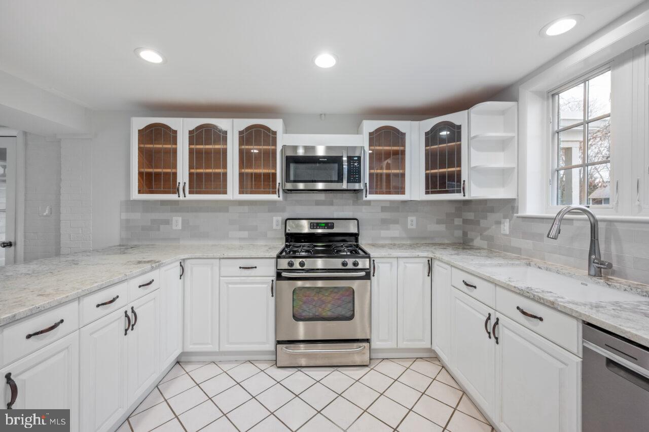 WAYNEWOOD - Residential Lease