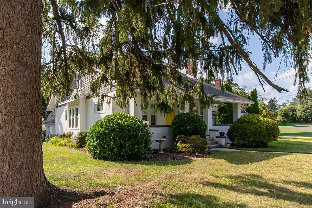 555 HIGHLAND WAY