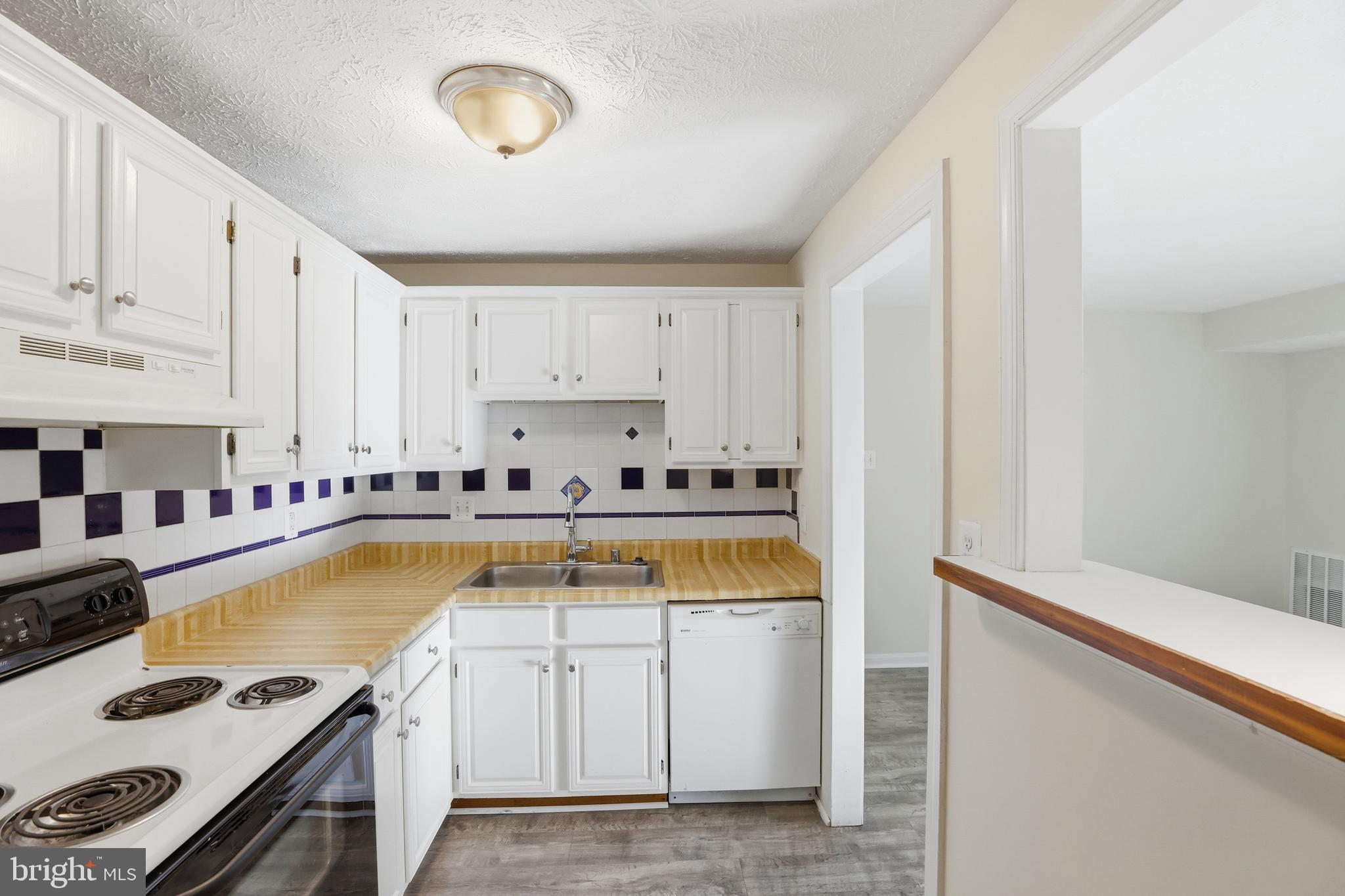 KNOLLS AT NORTH LAKE CONDOMINIUM - Residential