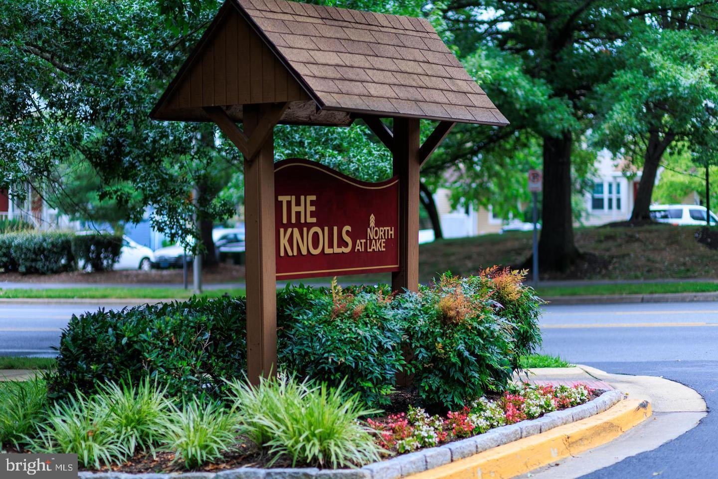 KNOLLS AT NORTH LAKE CONDOMINIUM - Residential