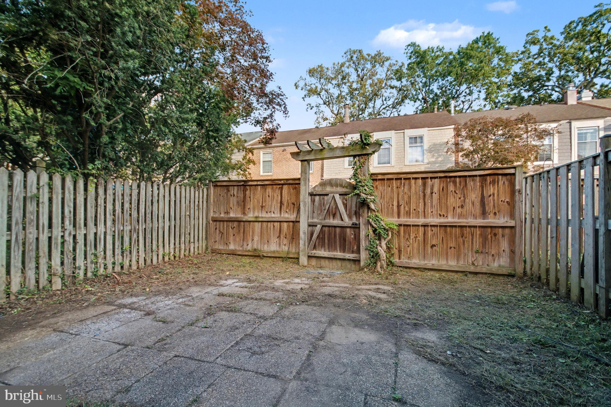 GEORGETOWN HOUSES - Residential Lease