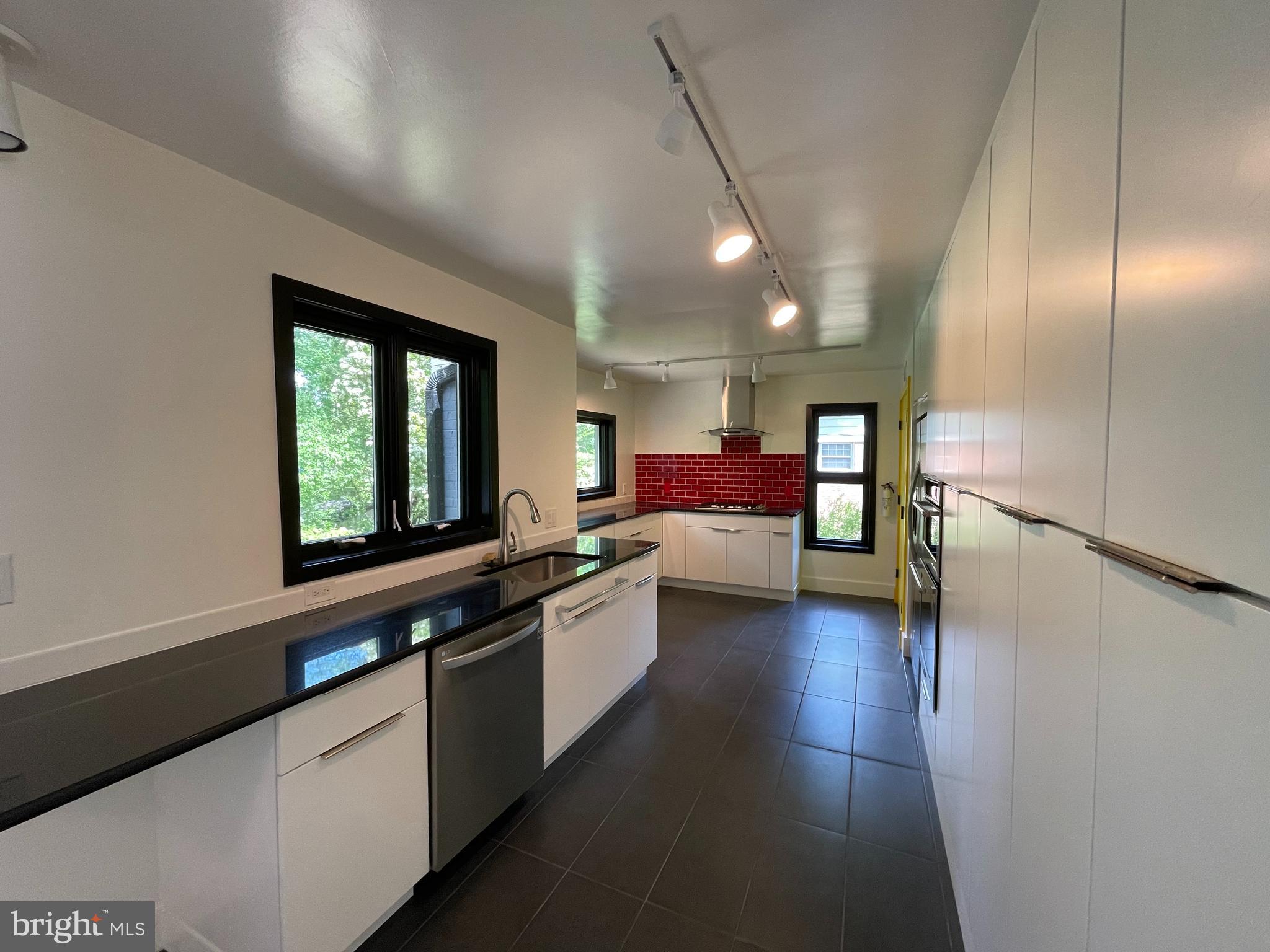 HILLWOOD - Residential Lease