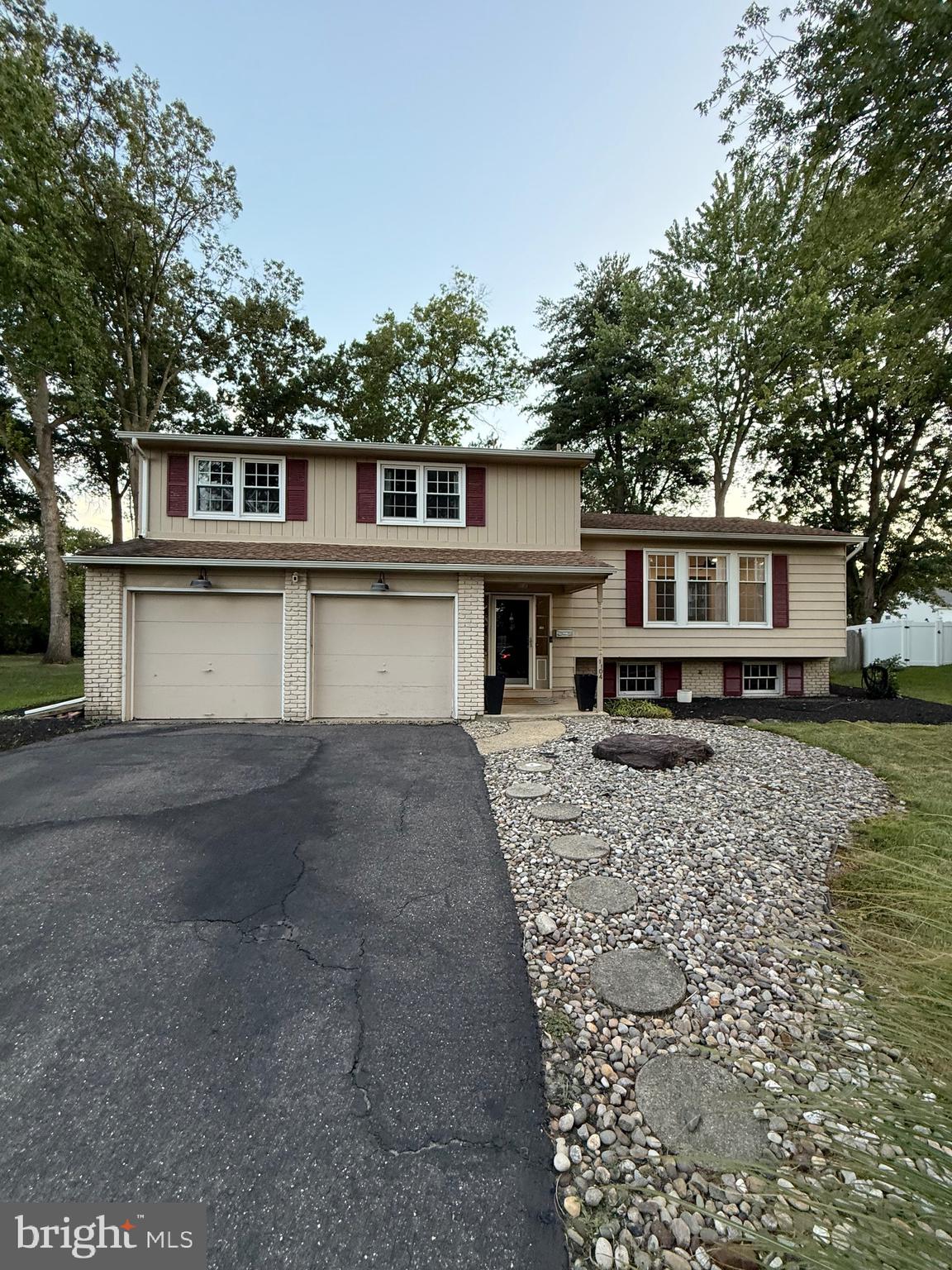 1104 WILLOWDALE DRIVE