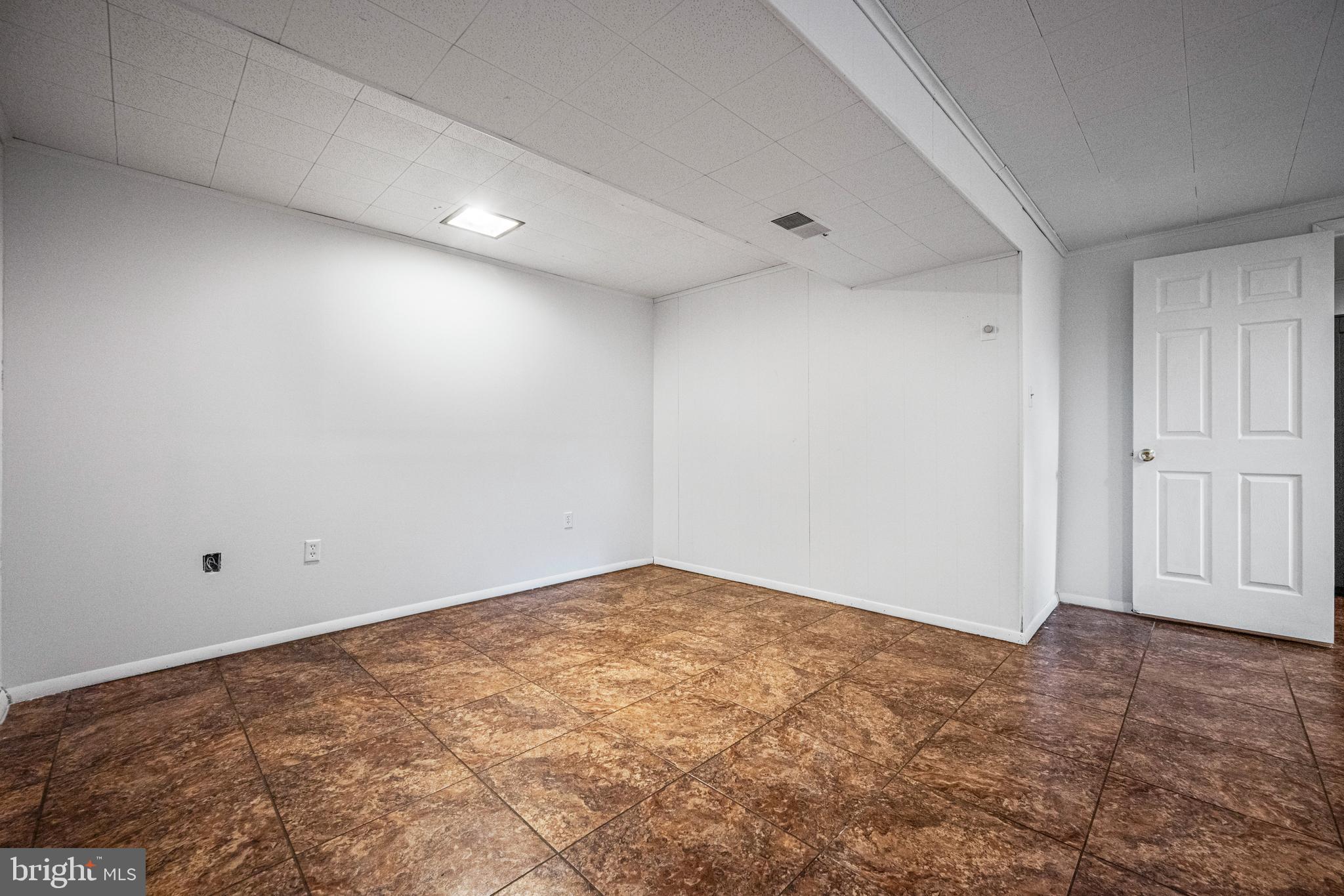 COLLEGE SQUARE - Residential