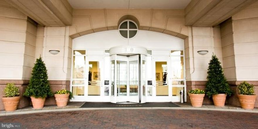 ONE BEDROOM DEN LOCATED ON THE 10TH FLOOR. HARDWOOD FLOORS GRANITE COUNTERS STAINLESS STEEL APPLIANCE MASTER WALK IN CLOSET WITH MASTER BATH. BALCONY OVER LOOKING THE MARINA THE BUILDING OFFER 24 HOUR FRONT DESK, 2 POOLS, GYM, SAUNA, GARAGE PARKING EASY ACCESS TO ALL THE ATTRACTIONS. YOU WILL FEEL LIKE YOU ARE LIVING ON VACATION.