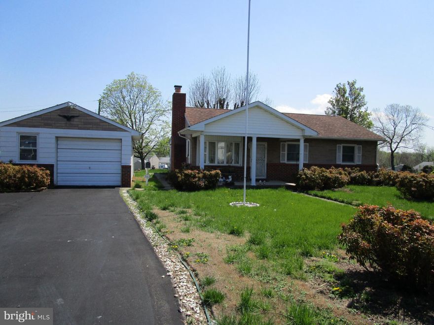 UNDER CONTRACT UNTIL 9/4. TAKING BACKUPS. CALL ME FOR MORE DETAILS. ARUNDEL HILLS RANCHER WITH LARGE REAR SUNROOM ADDITION AND DETACHED GARAGE ON DOUBLE LOT!!SUPER CONVENIENT TO SHOPPING, SCHOOLS AND RESTAURANTS. 1 MINUTE WALK TO SNYDER'S CRABCAKES AND ITALIA'S CORNER CAFE!