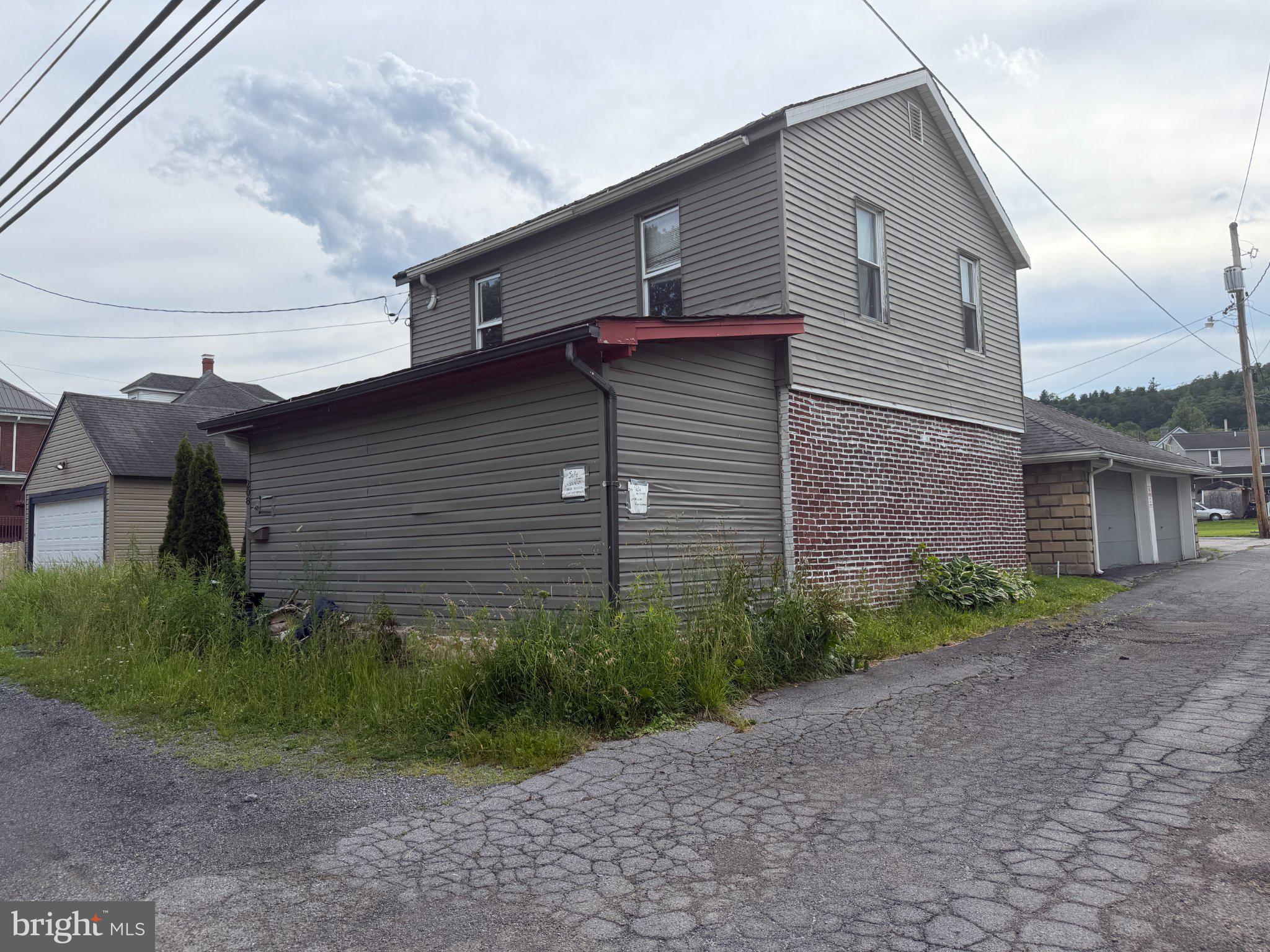 208 ZIMMERMAN AVENUE