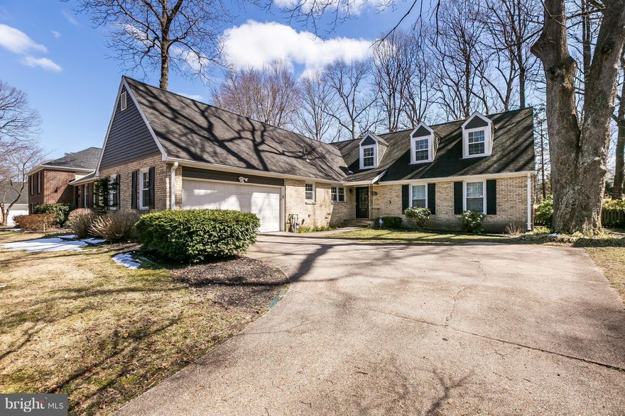 CHARMING SINGLE FAMILY ON LARGE LOT BACKING TO GOLF COURSE! NUMEROUS UPGRS! REFIN HDWDS ON MAIN LEVEL! REMODELED EAT-IN KT W/42-IN CABS, GRANITE, ISLAND,SS APPLS & BUTLERS PANTRY! SEP DR! HUGE LR/GREAT RM W/DOOR TO FENCED, LARGE LOT! REMODELED BATHS - TWO WITH HEATED FLRS! NEUTRAL PAINT! 1ST FLR MSTR! MSTR BATH! 1ST FLR LAUNDRY! 2 ADD'L BDRMS (could be 2nd mstr)UPSTAIRS & FULL BATH! IRRIG SYS! 10+