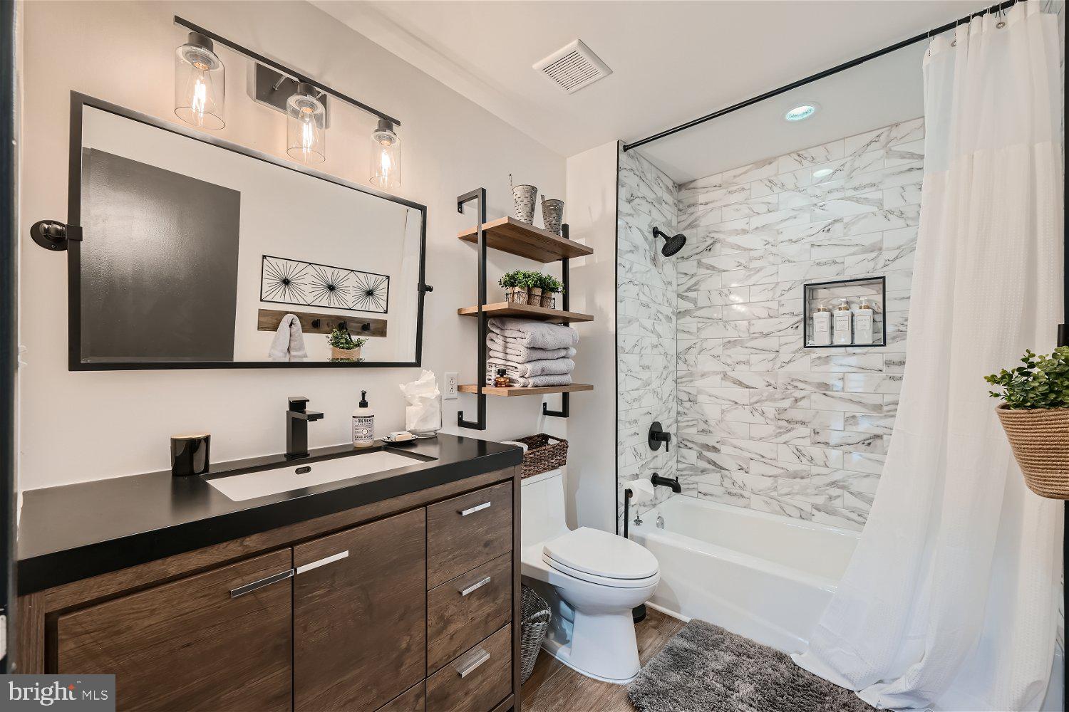 LOCUST POINT - Residential