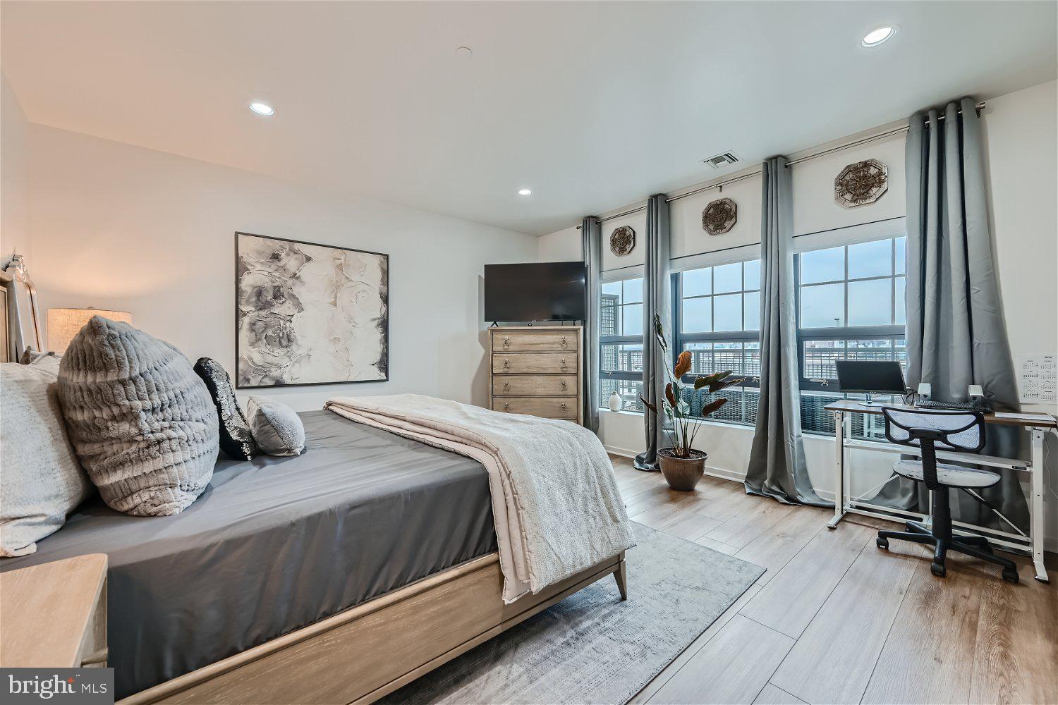 LOCUST POINT - Residential