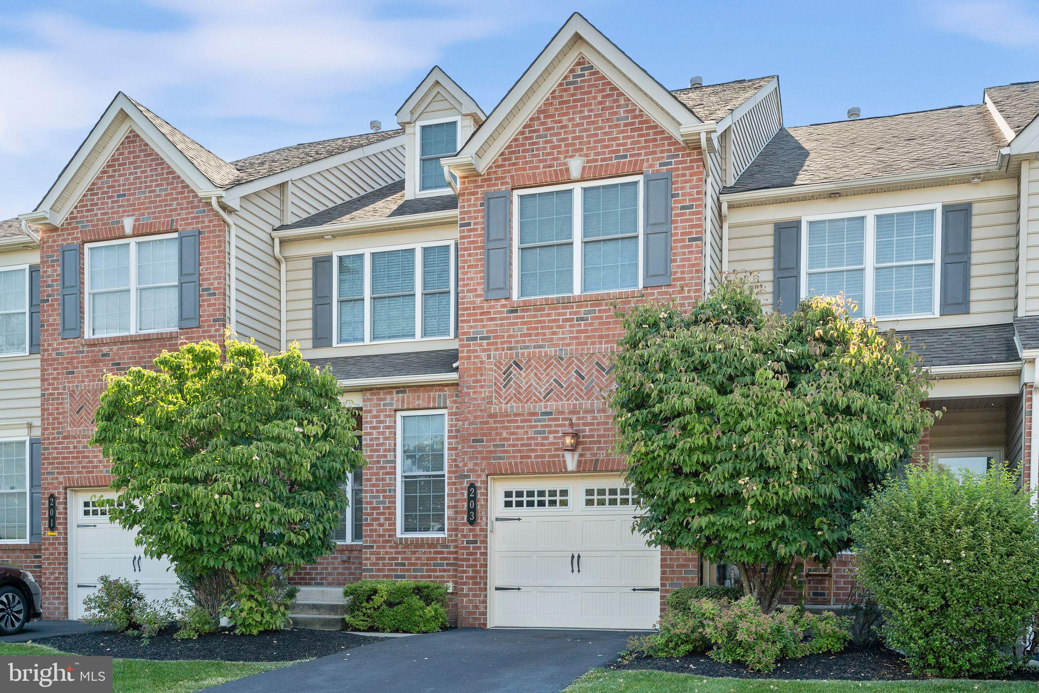 Beautiful Raleigh Townhome available for immediate occupancy. Enter the light filled first floor living, dining room combination. Great room with gas fireplace. Kitchen with center island and breakfast nook.
Primary bedroom suite offers 2 walk-in closets, on suite bath with garden tub, stall shower and dual sinks.
2 additional bedrooms serviced by a hall bath. laundry room with washer and dryer. 3rd floor finished loft.
All new flooring and freshly painted throughout.