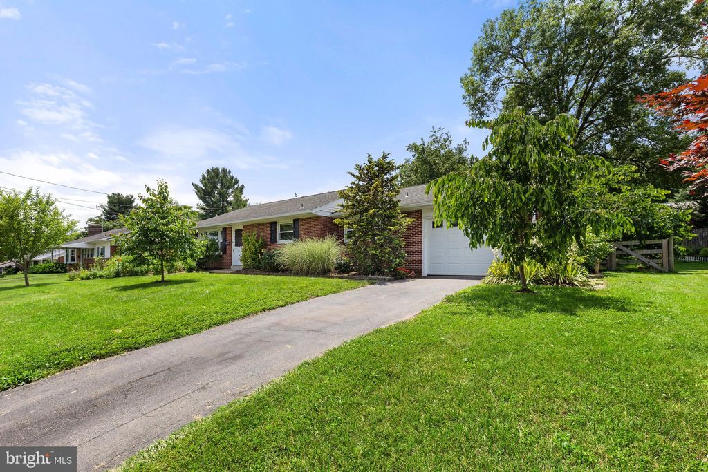 Photo of 421 Penn View Drive, MILLERSVILLE, PA 17551 (MLS # PALA2071920)