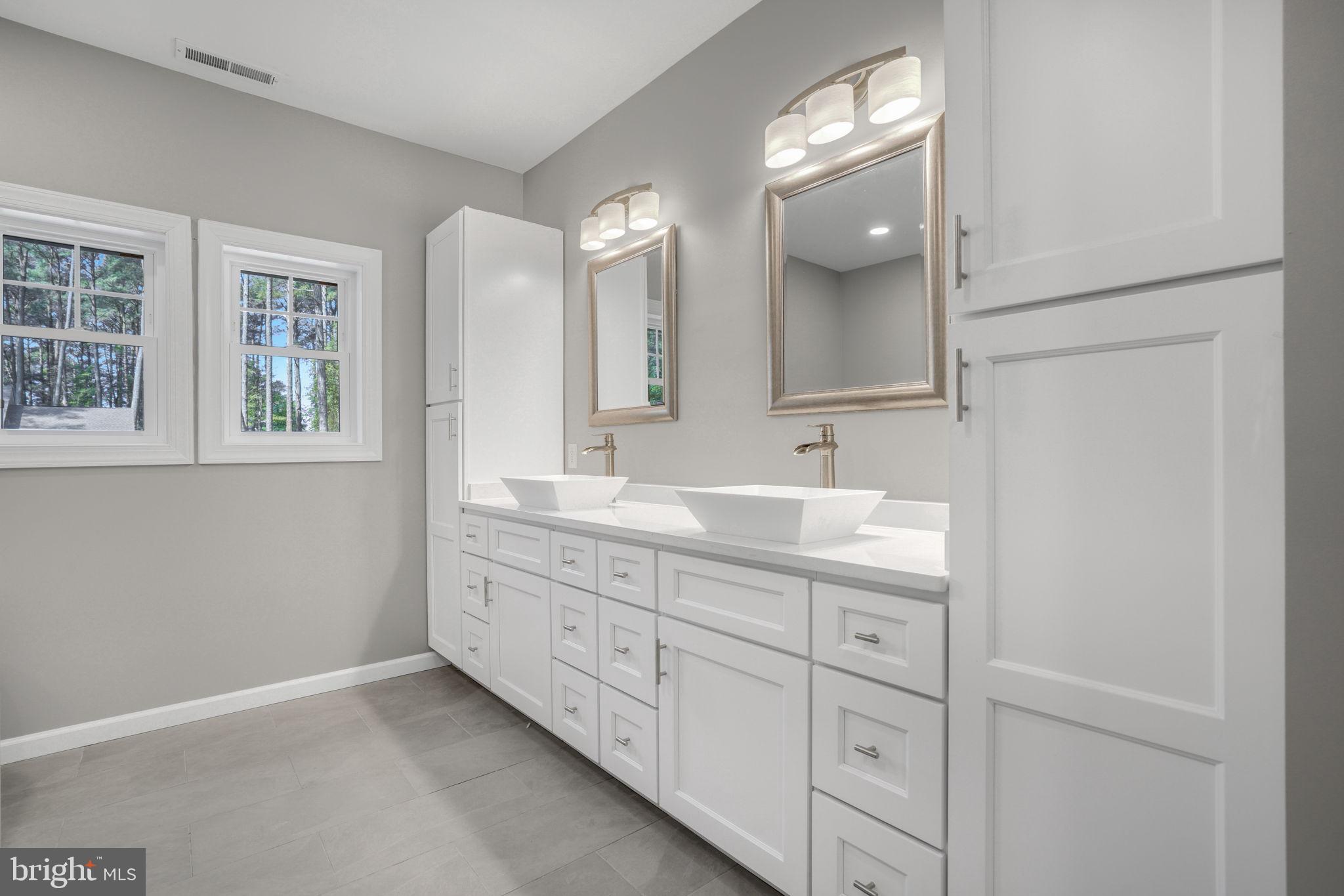 CAPTAIN'S COVE - Residential