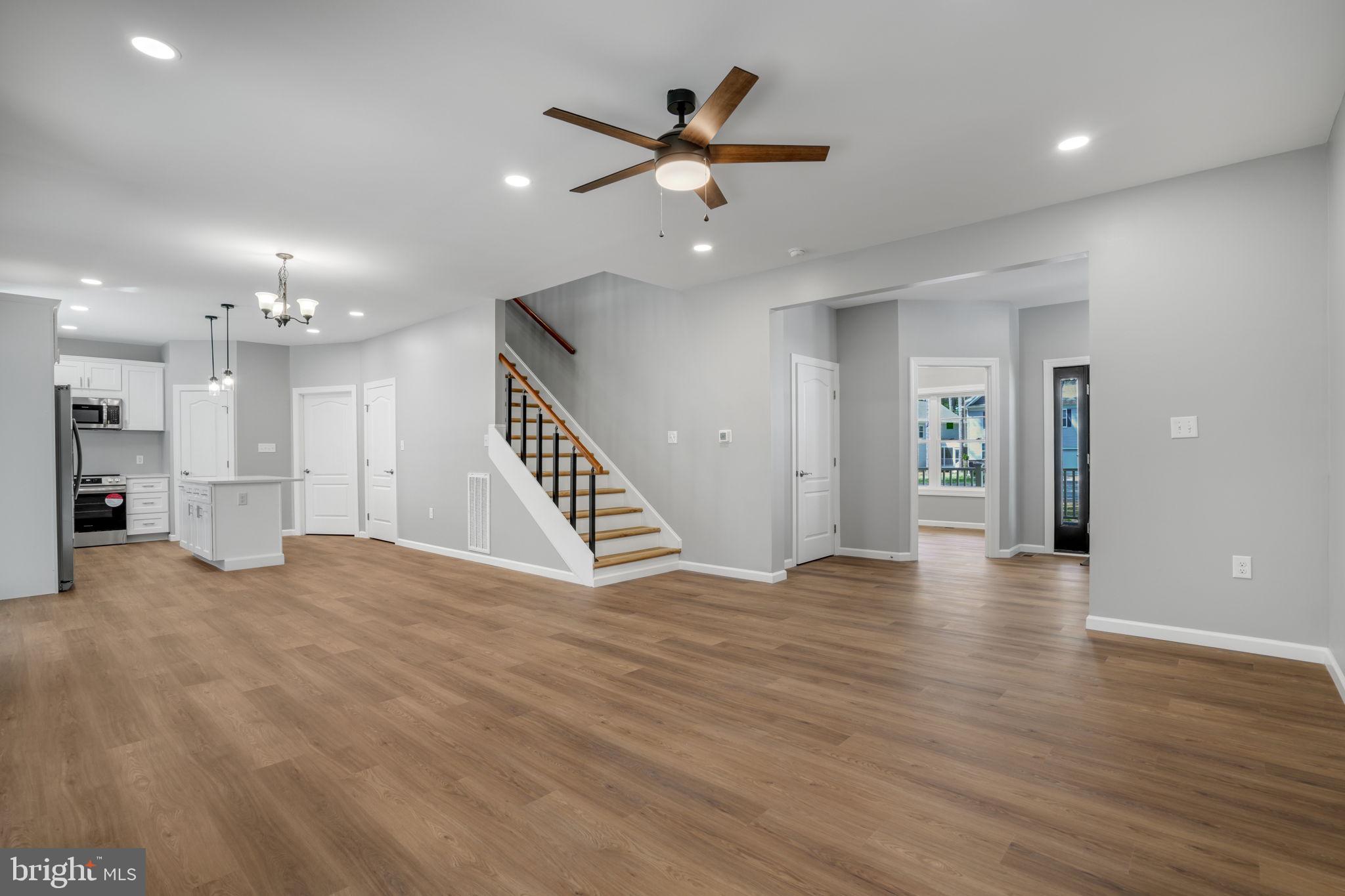 CAPTAIN'S COVE - Residential