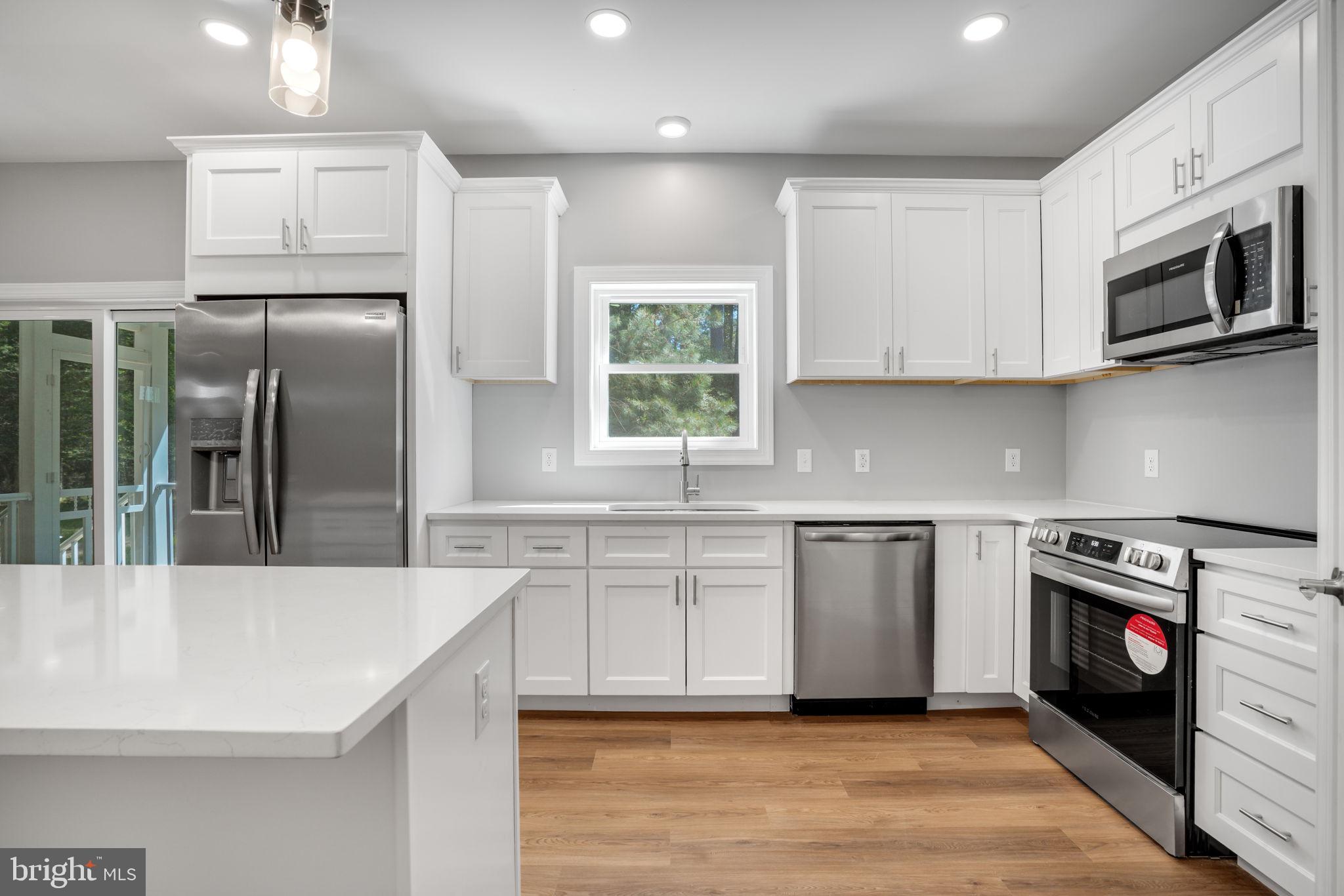 CAPTAIN'S COVE - Residential