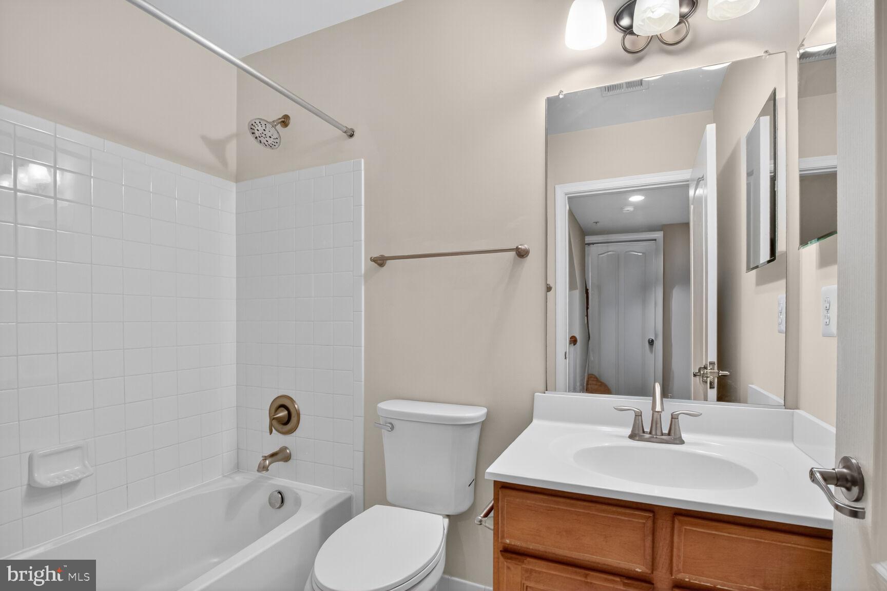 GATEWAY COMMONS - Residential Lease