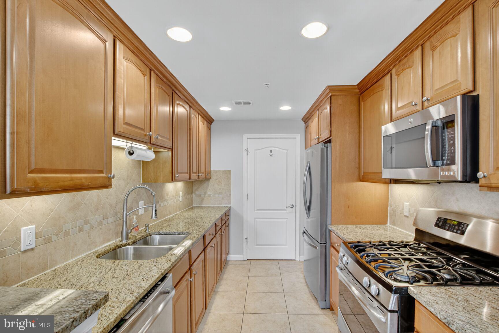 GATEWAY COMMONS - Residential Lease