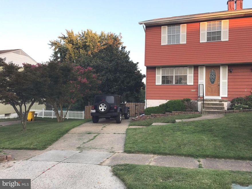 OFFER DEADLINE - MONDAY MAY 12th at 6 pm

NORTH COUNTY SCHOOL DISTRICT -   Large Duplex offers single family home style living.  Large yard, Large Deck off of Family Room, Large Patio of LL Family Room, backs to Open Space!  Vacant and ready for a quick settlement.. Off Street Parking in Driveway and located near end of Dead End.   PICTURES WITH FURNISHINGS WERE FROM PREVIOUS STAGING.  PROPERTY BEING SOLD AS IS.