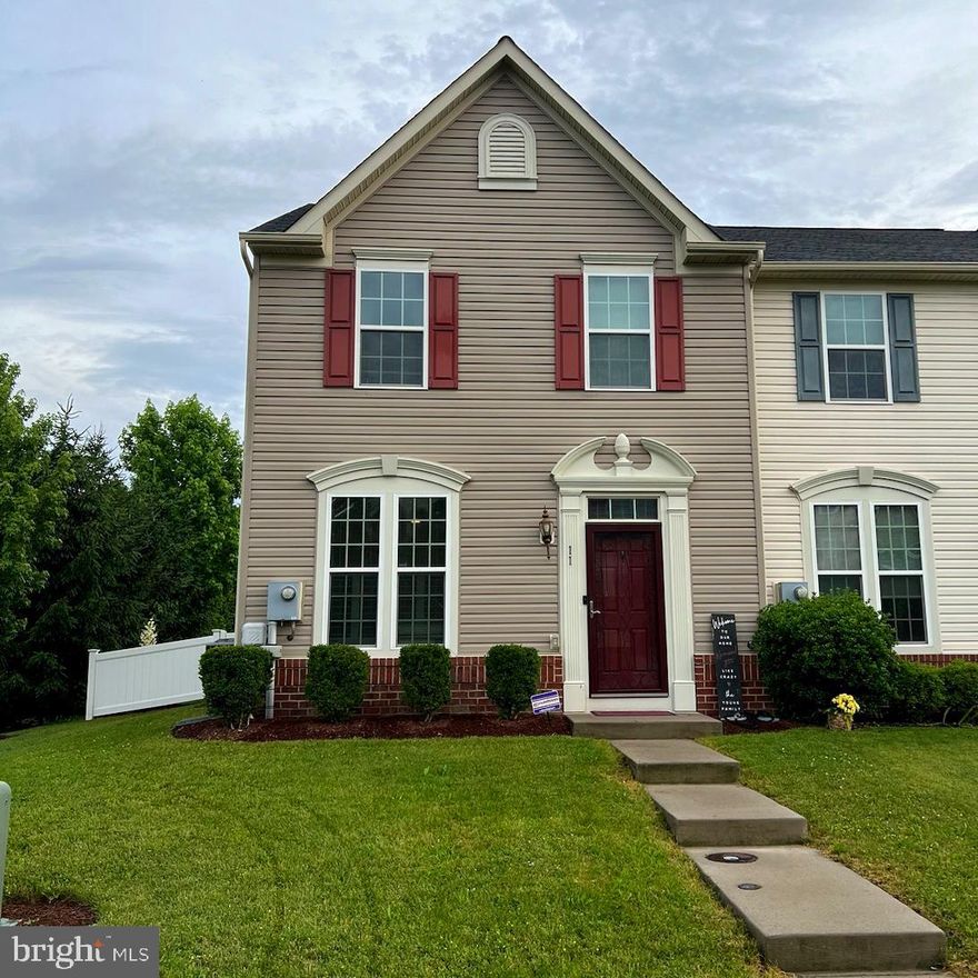 Welcome to this end unit townhome in the sought-after Brookfield on the Potomac Community. This 3 BR 1 Bath home has an open floor plan on the first level and white vinyl fencing in rear of home. Perfect home for first time buyers with low maintenance. Enjoy the neighborhood amenities to include Potomac River access with private boat ramp along with multiple athletic fields. Close
to MD state line and commuter routes. Spring Mills school district.