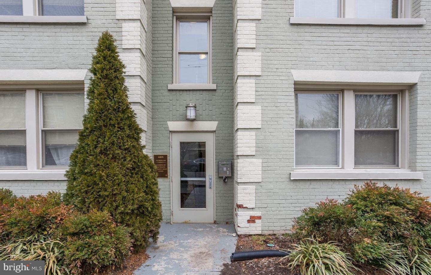 4405 1ST PLACE NE 32