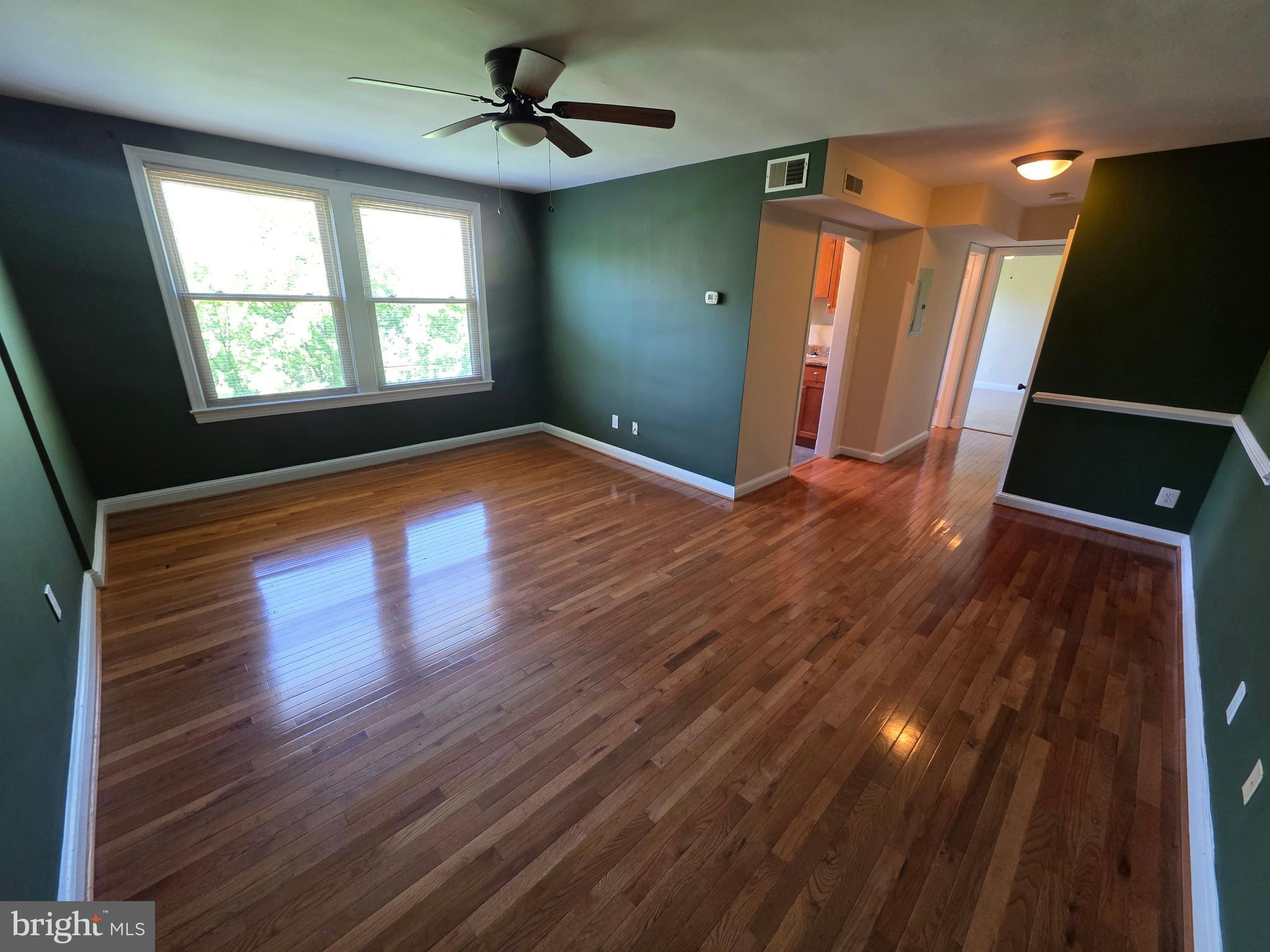 4405 1ST PLACE NE 32