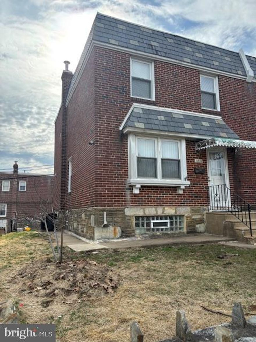 beautiful house in RHAWNHURST northeast Philadelphia, recently renovated to be the perfect home, new windows, hardwood floor, conveniently located close to shopping, major highways, and public transportation, searching no more, schedule your showing!!!