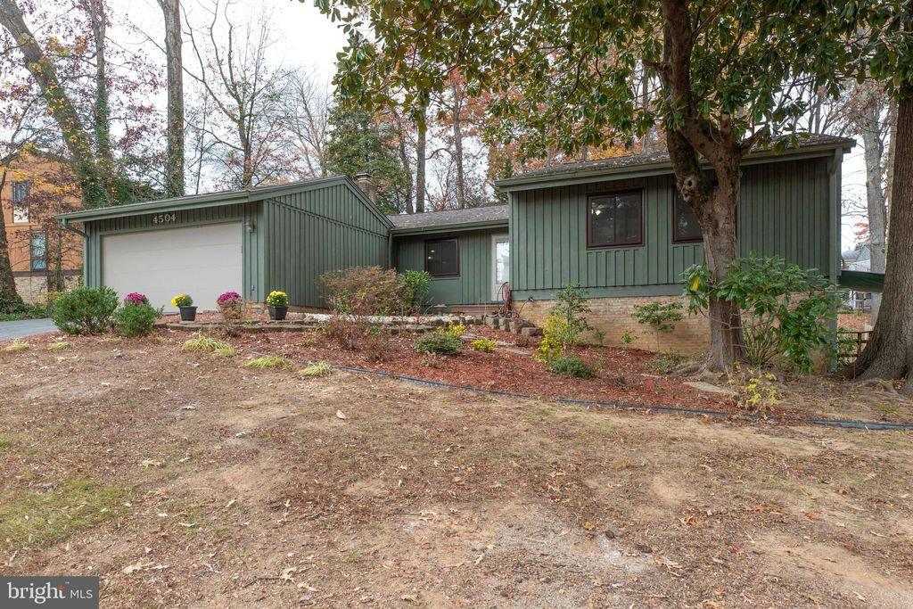 Photo of 4504 Wakefield Drive, ANNANDALE, VA 22003 (MLS # VAFX2278932)