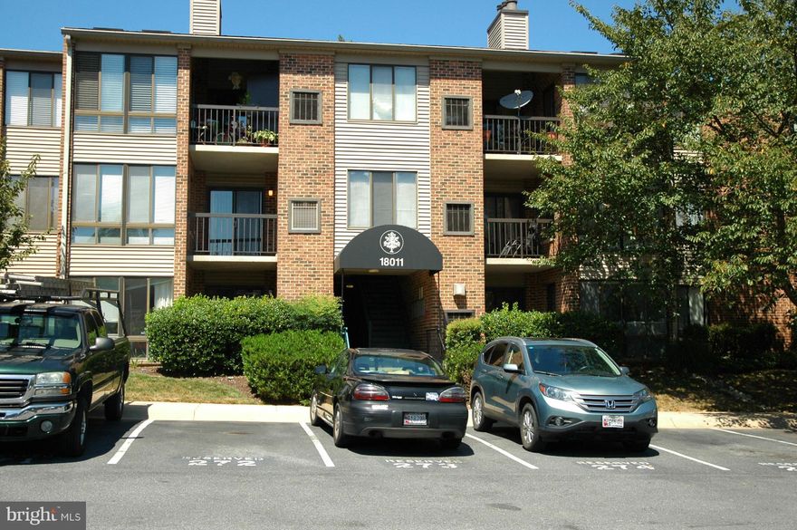 This 2 Bedroom, 2 Full Bath with 1 Den condo has been refreshed and is back to the Market.  New Paint, New Carpet, New Light fixtures, closet doors, Bathroom floors, window coverings, and is ready for your buyers looking for a place to move in very quickly and conveniently.  A quick closing is available.