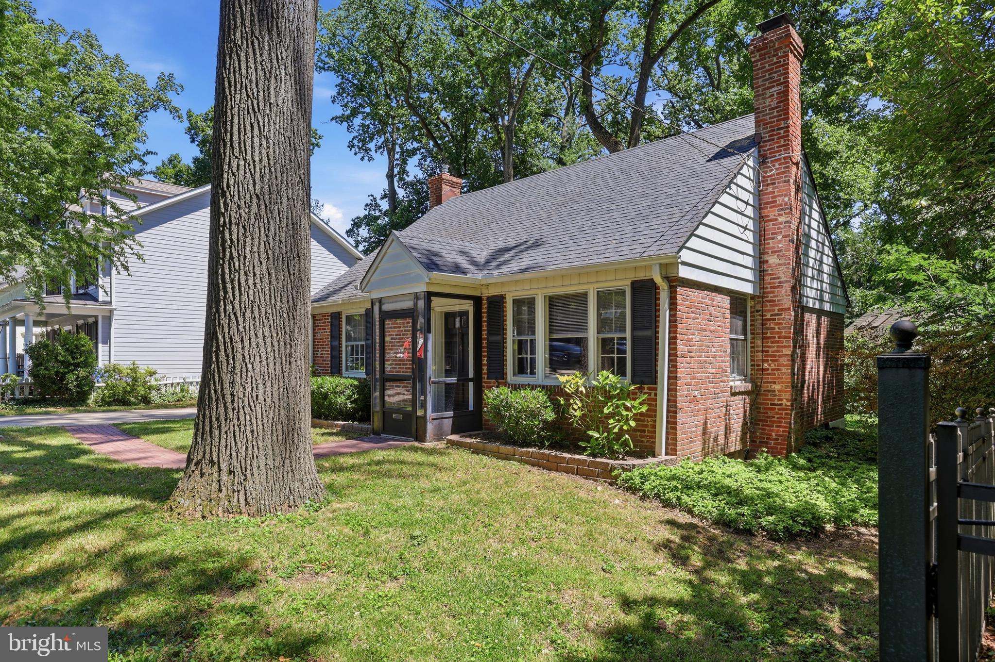 8 SABINE AVENUE