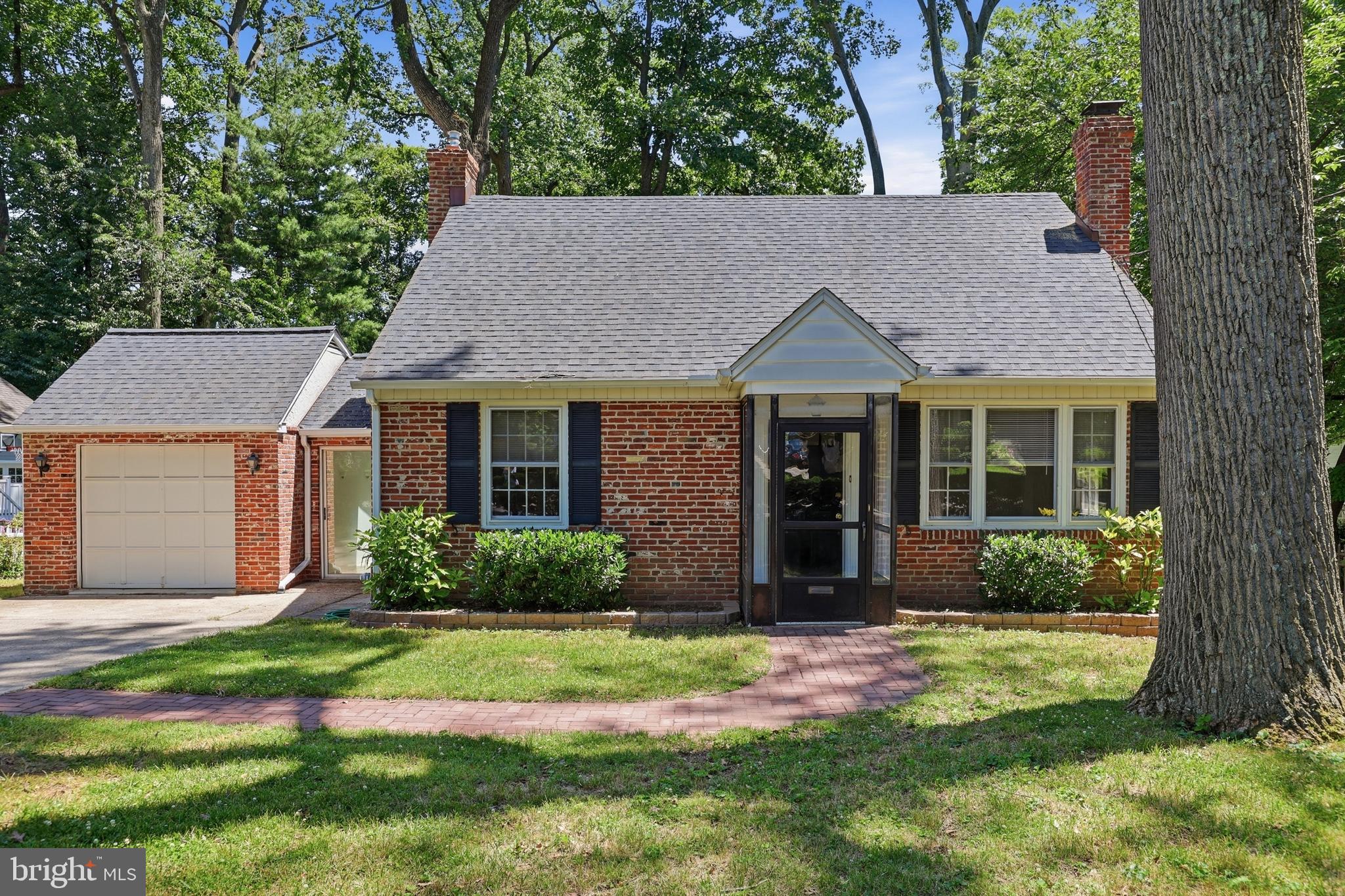 8 SABINE AVENUE