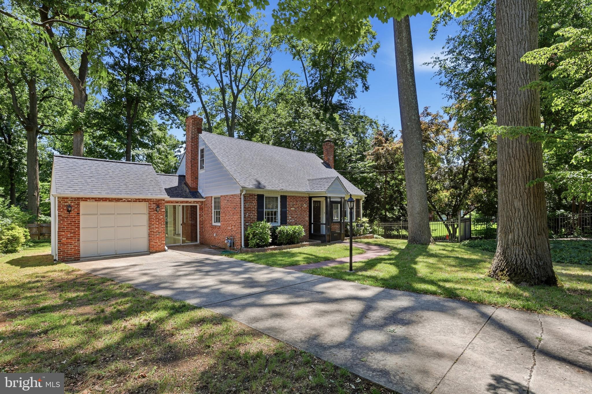 8 SABINE AVENUE