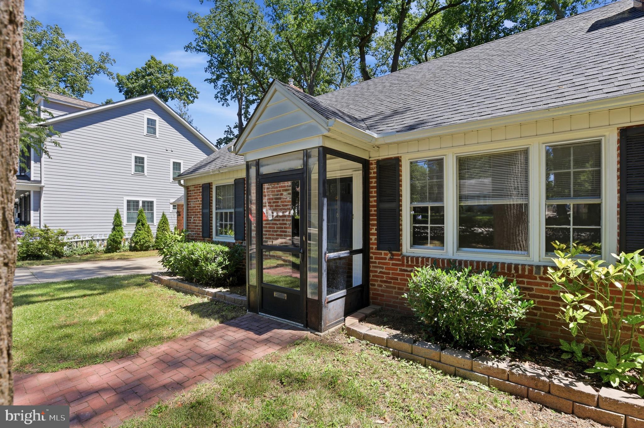 8 SABINE AVENUE