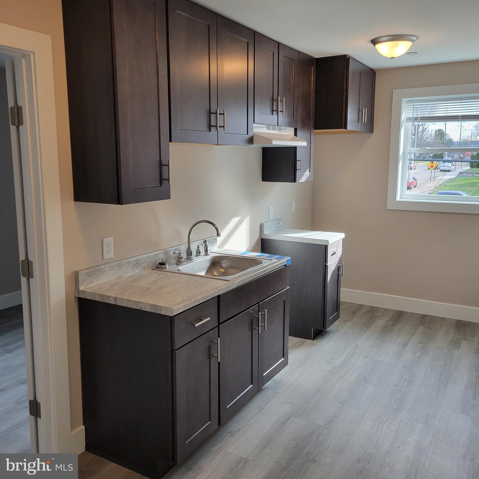 Newly Remodeled 1-Bedroom Apartment.
Step into this beautifully remodeled 1-bedroom, 1-bath apartment.
With brand new finishes, and convenient location you'll definitely want to add this to your list.
No Smoking or Vaping. No Pets.
