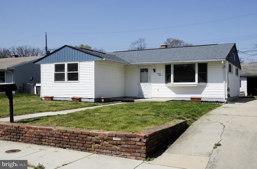 *** BEAUTIFULLY UPDATED AND MOVE IN READY!!! UPGRADED KITCHEN COMPLETE WITH GRANITE , STAINLESS APPLIANCES TO INCLUDE GAS STOVE WITH 5TH BURNER/GRIDDLE , NEWLY REMODELED  BATHROOM  , NEW FLOORING AND DOORS. LARGE LEVEL YARD WITH HUGE SHED!!