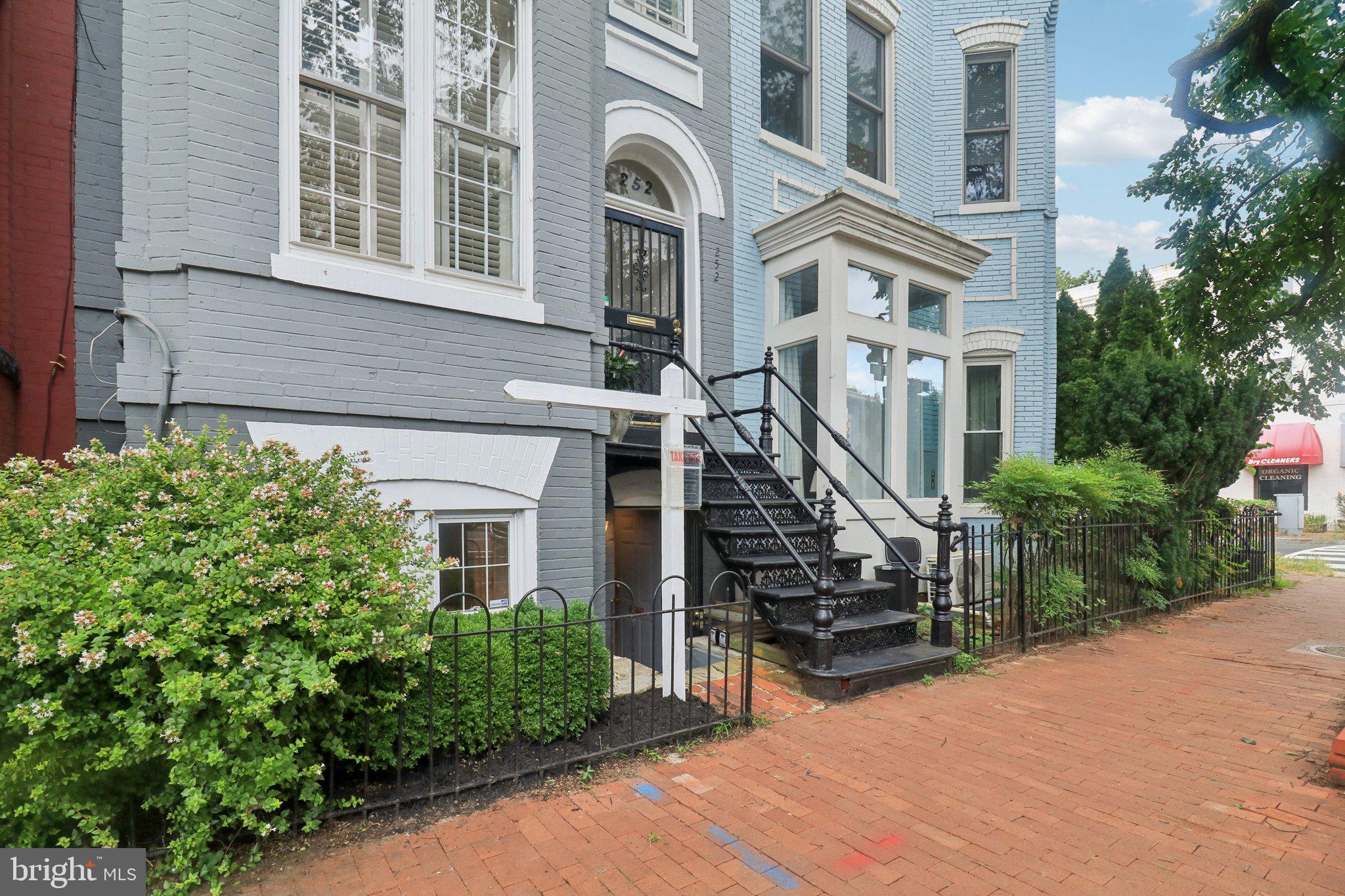 252 11TH STREET SE