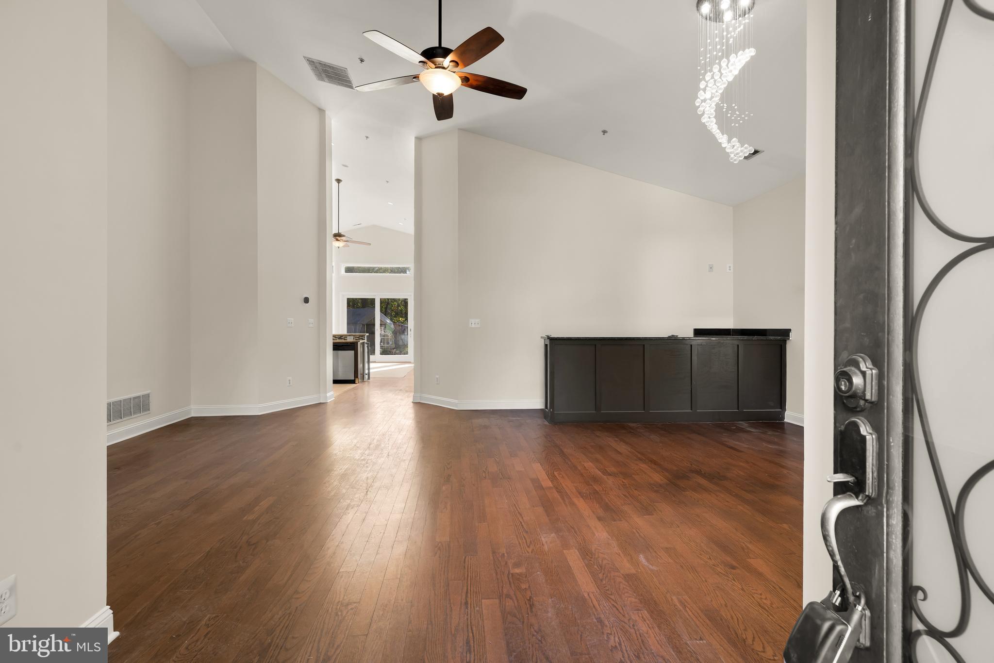 1207 THOMPSON AVENUE