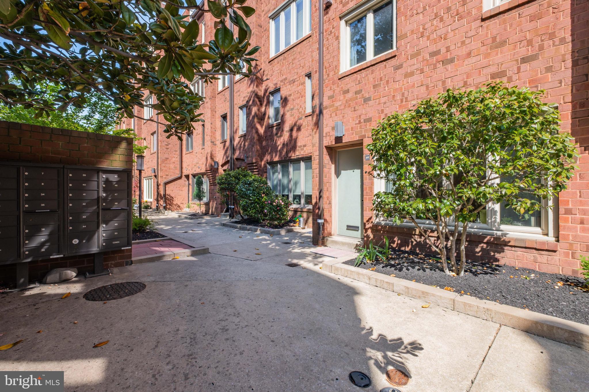 QUEEN VILLAGE - Residential