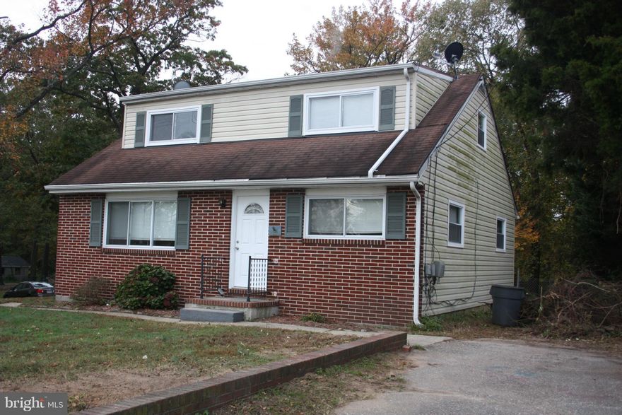 1st floor unit of this SFH offers 2 Bedrooms / and 1 Full bath in great condition, updated kitchen, new refrigerator. Hardwood floors throughout! Walking distance to Grocery, Laundry and bus routes. Driveway / off street parking. Fully fenced back yard is shared with upper level. Pets on case by case basis only.