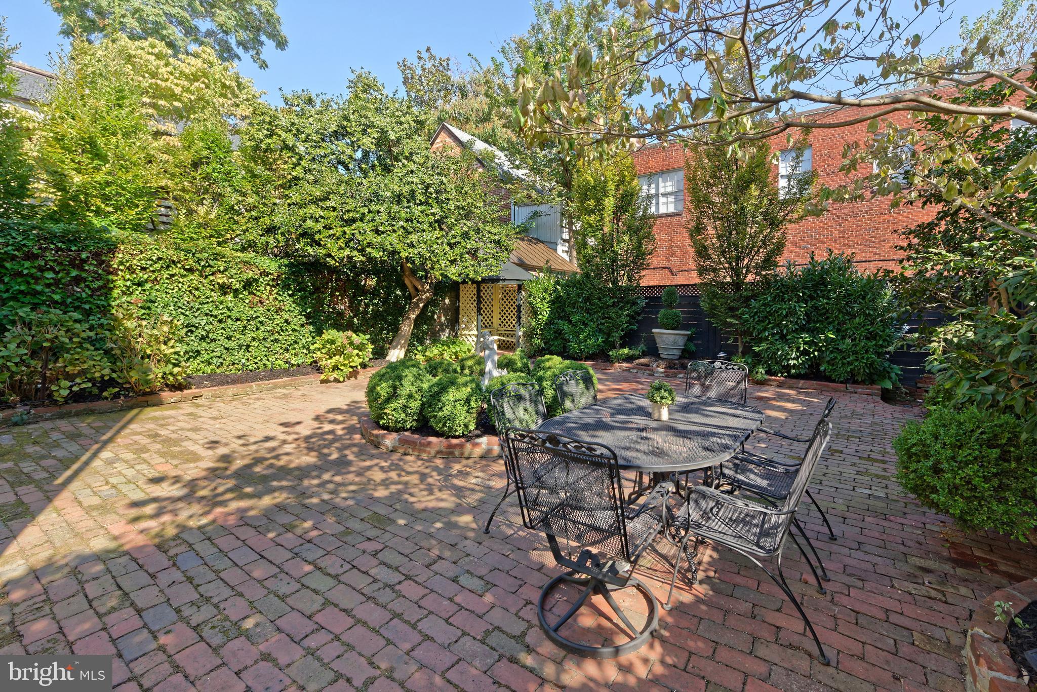 OLD TOWN ALEXANDRIA - Residential