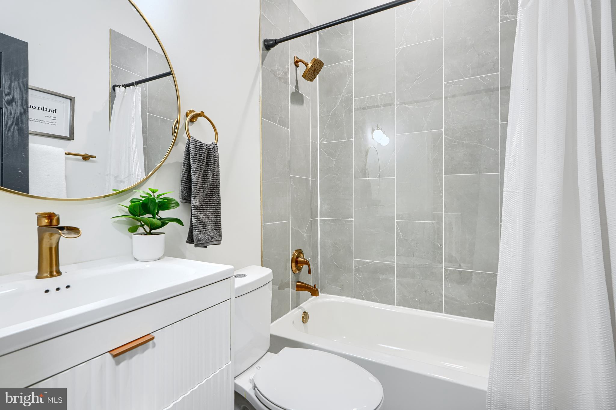 MONTEBELLO LAKE - Residential