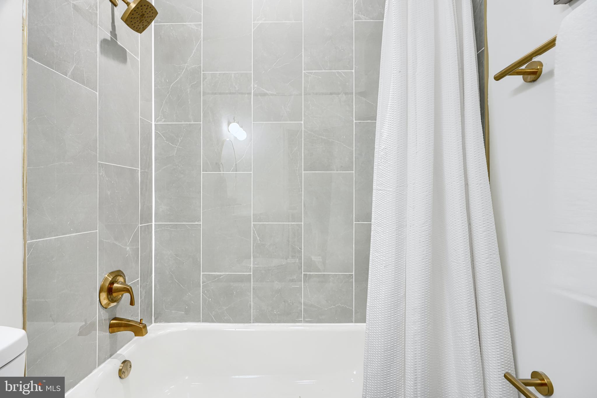 MONTEBELLO LAKE - Residential